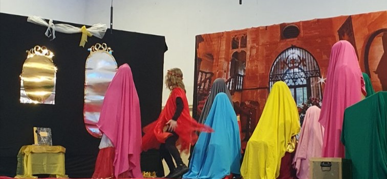 Θεατρική παράσταση “Τα καινούρια ρούχα του αυτοκράτορα” από τους μαθητές  του Δημοτικού Σχολείου Πενταπλατάνου – Πανελλήνιο Σχολικό Δίκτυο